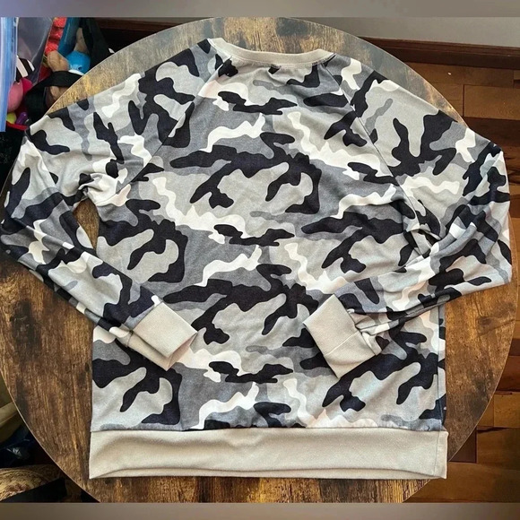 Ladies Camouflage pullover shirt. Size: L. - Picture 9 of 10